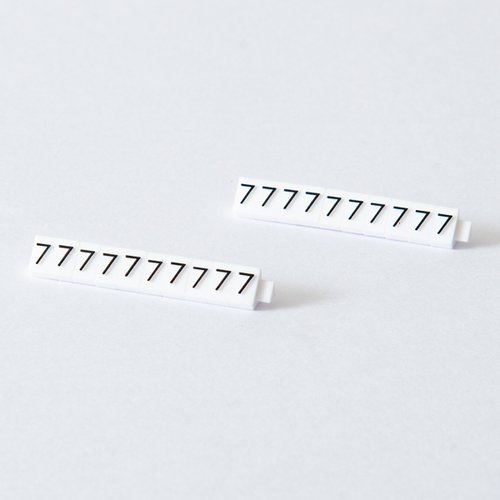 陳列備品 ニュープライスキューブ補充M用(20粒) 白/黒 7 友屋 白と黒の2色が並ぶ20粒入りのパッケージが直立している様子