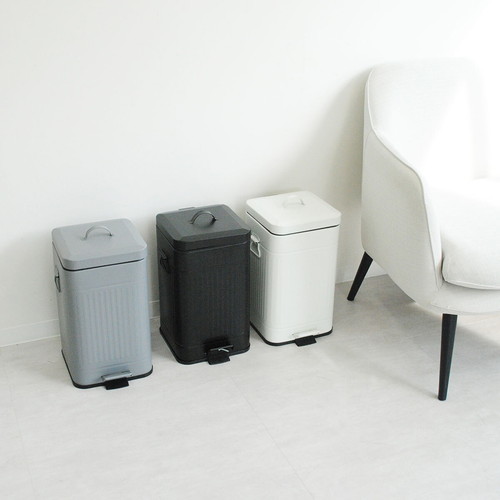 ゴミ箱　Galva　ダストボックス　スクエア　12L　マットホワイト 白いマットな表面を持つスクエア型のダストボックスが、シンプルで洗練された印象を与える状態。