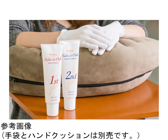 ハンドクッション　1stハンドエッセンス 透明な容器に入ったクリーム状の製品が優雅に並べられている様子