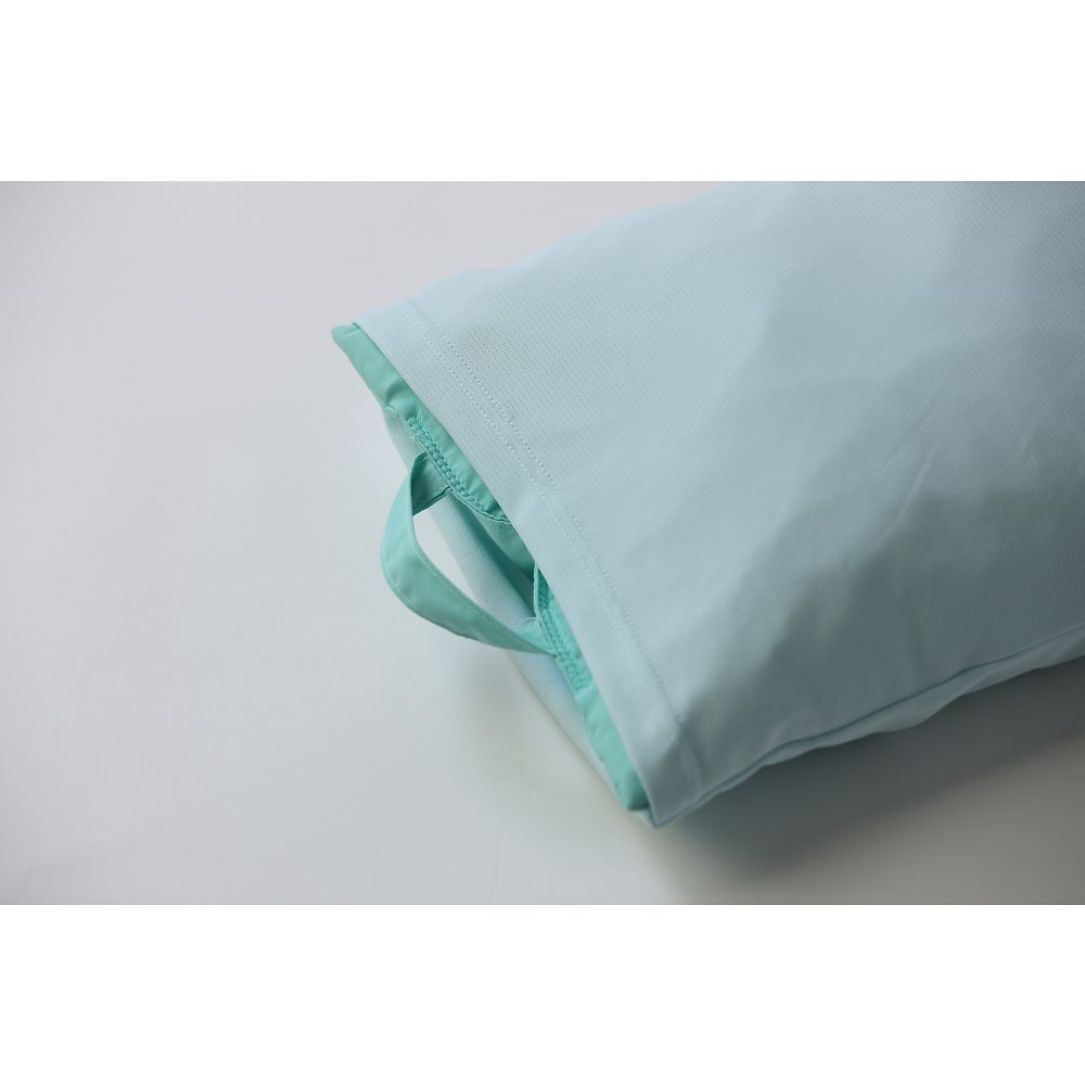 ポジクッションT 耐熱タイプ 専用カバー（100T用） 側面にロゴがデザインされた布のカバーが斜めに置かれている様子