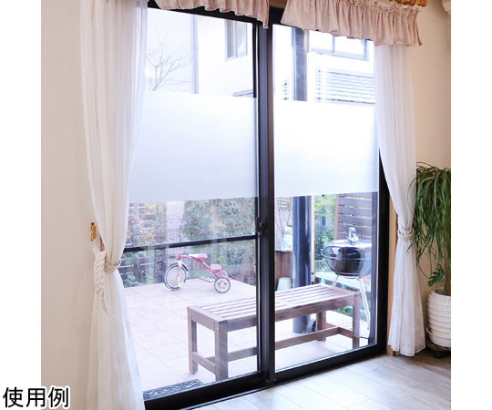 貼ってはがせる飛散防止効果のある窓飾りシート　92cm×90cm シートが窓に貼られ、光を透過しながらもプライバシーを守る様子