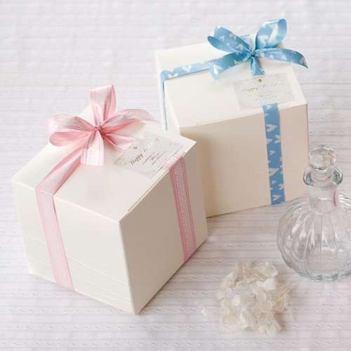 ギフト箱 ウェ-ブギフトBOX-S(20枚) ヘッズ 正面から撮影された、鮮やかなデザインのギフト箱が整然と並ぶ様子