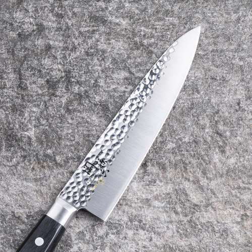 牛刀包丁　関孫六　いまよう　牛刀180mm　000AB5459 鋭い刃先が際立つ水平に置かれた包丁