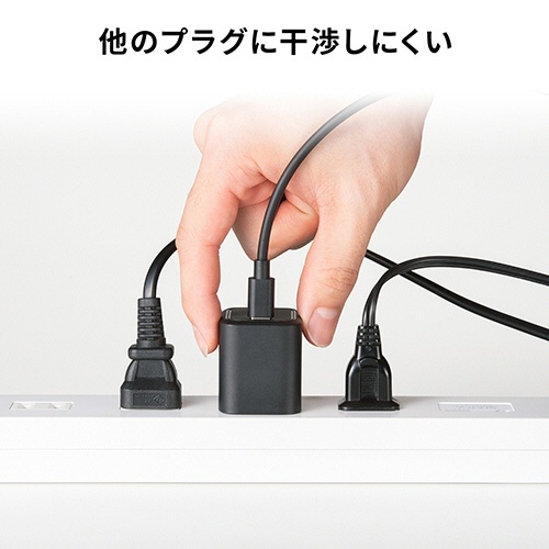 USB PD対応キューブ型AC充電器 Type-Cケーブル付属 45W ブラック 1個 角度を変えて撮影されたコンパクトな充電器、ケーブルが横に配置されている様子