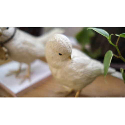 バードブラザーズ　ガーデンオーナメント　3羽 三羽の鳥が寄り添って並ぶ状態、自然な風合いの色合いが際立つ