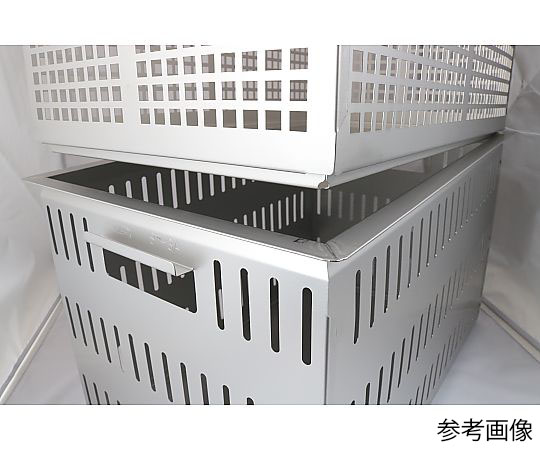 18-8軽量ステンレスコンテナ 底面高通気タイプ 515×340×H290mm 底面が高通気になっているステンレス製のコンテナが正面から見える状態