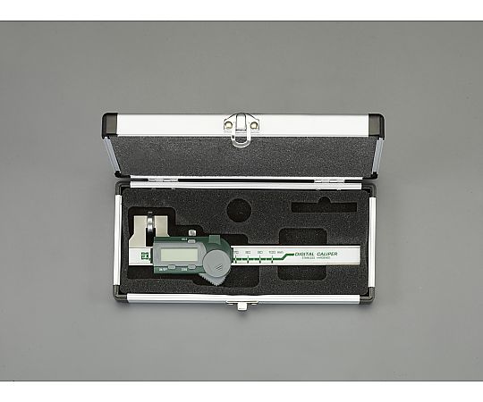 100mm デジタルノギス(ワイヤーロープ用) デジタル表示が明瞭な状態のノギスが横向きに置かれている