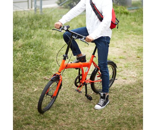 災害時用ノーパンク自転車　ハザードランナー　20インチ 自転車が横向きで停まっており、タイヤはパンクしないデザインが強調されている様子。