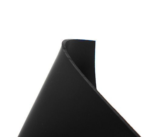 CRゴムシート　厚み2mm×縦100mm×横100mm 四角いゴムシートが横に並べられ、表面が滑らかな状態