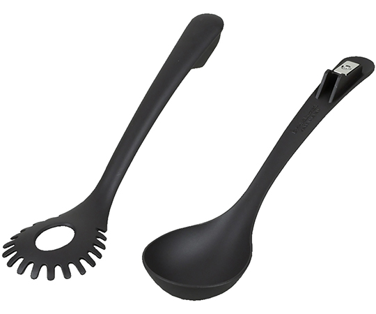 Stlye Tools Action マグネットトング 黒いマグネットトングが開いた状態でテーブルの上に置かれている様子