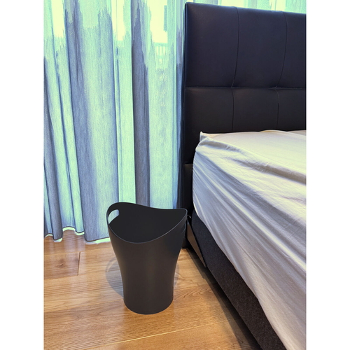 ゴミ箱　トラッシュポット8L　ダークグレー 側面からの撮影で、半透明の蓋が開いている状態