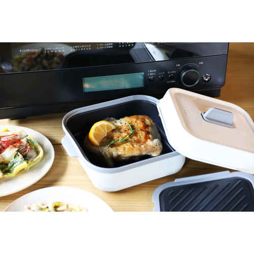 レンジパン　角型　フタ付き　食洗器対応　電子レンジ調理器具　copan　レンジグリル 透明なフタがかぶせられた角型の調理器具、シンプルなデザインと無地の外観が特徴。