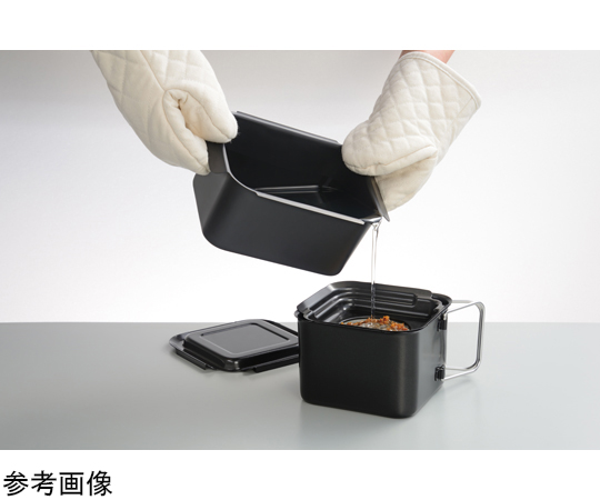 ポコフリット IH角型揚げ鍋 ミニ 鍋の内側が確認できる接写状態で、焦げ目が付いた揚げ物が盛り付けられている様子