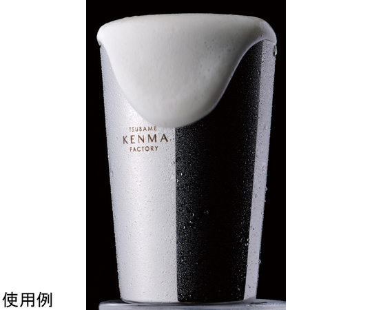 燕研磨ファクトリー STタンブラー 300mL 美しい光沢のある金属製のタンブラーが立てられている様子