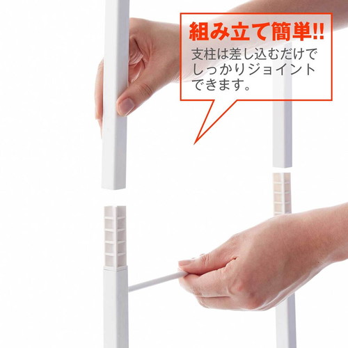 ランドリーラック　角パイプ洗濯機棚　伸縮　洗濯機　ラック　縦型 金属製の棚が設置されている洗濯機の周り、清潔感のある実用的な配置。