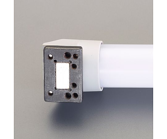 AC100-240V/27W 照明灯/LED(防滴型) 明るい光を放つ防滴型の照明が設置されている様子