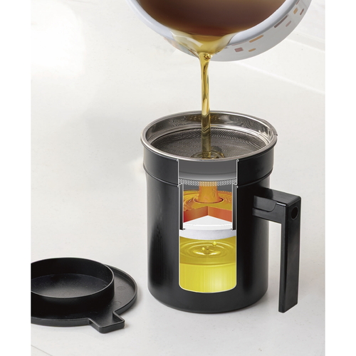 オイルポット　フッ素コート　活性炭油ろ過ポットW　0.5L 黒いフッ素コートの淡い光沢がある油ろ過ポットが上から見える状態