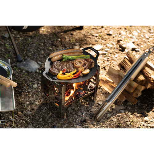 グリドル　20cm　ラウンド　グリルプレート　キャプテンスタッグ 表面に均一な焼き目が付いたラウンドプレートがテーブルに置かれている様子