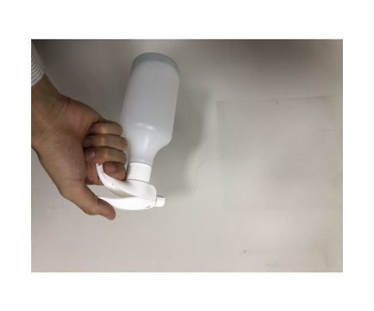 ワンハンドプッシュスプレ- 1000ml パッケージの横側が見える状態で、キャップが白く強調されている。