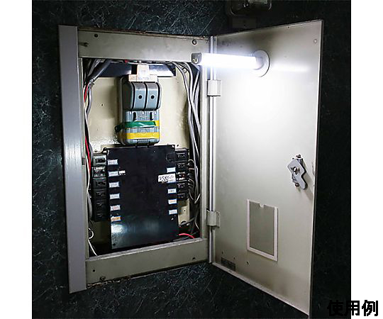 [充電式]3.5W 作業灯/LED 光沢のある黒いボディの作業灯がスタンドに立てられ、明るいLEDランプが点灯した状態