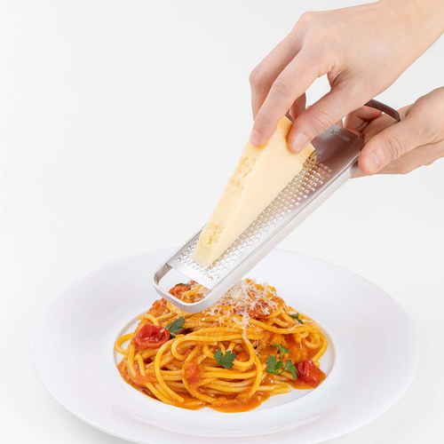 グレーター　SELECT100　カバー付き　おろし器 透明なカバーがかけられた、シンプルなデザインのおろし器の横からのアングル