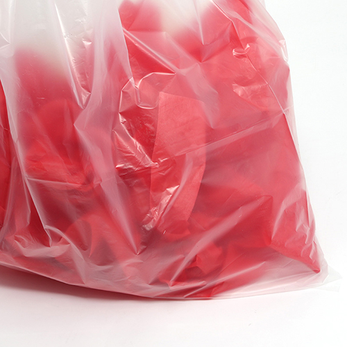 箱入再生原料ＬＤゴミ袋 ４５Ｌ 透明 段ボール箱の中に平たく折りたたまれた透明な袋が数枚重なって入っている様子