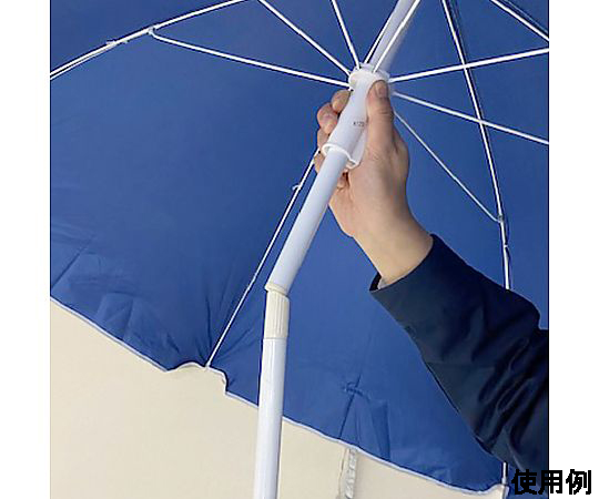 φ1800x1950mm パラソル(UVカット) 開いた状態で設置された大きなパラソルが日差しを遮る様子