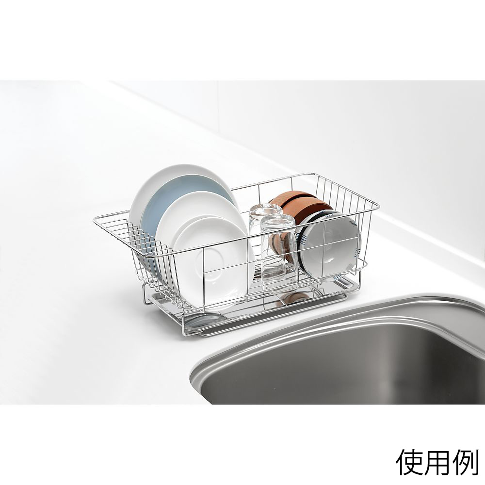 SUIグート 水切りバスケット 小 真上から撮影された水切りバスケットの内部、食器やカトラリーが並べられた様子。