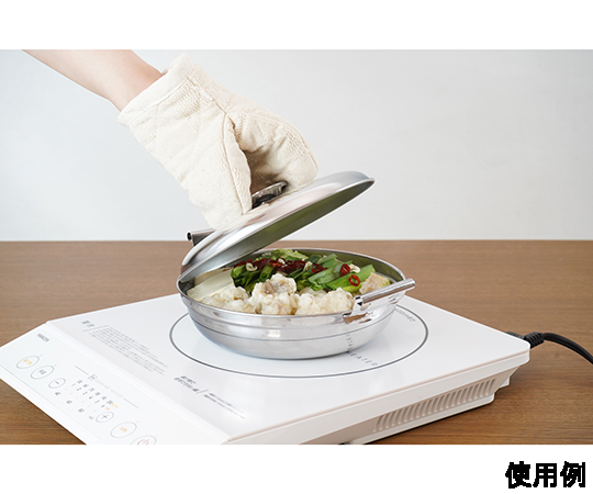 味覚探訪 韓国 IHステン鍋 17cm 光沢のあるステンレス製の鍋がテーブル上に置かれ、取っ手が側面に見える。