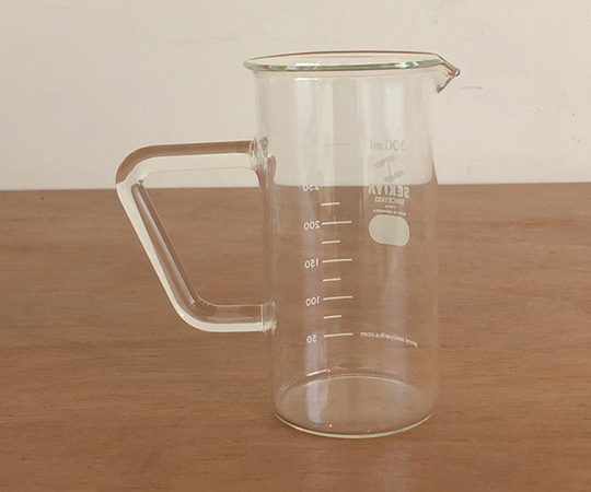 取っ手付きトールビーカー 300ml 透明なビーカーの側面に持ちやすい取っ手が付いている状態