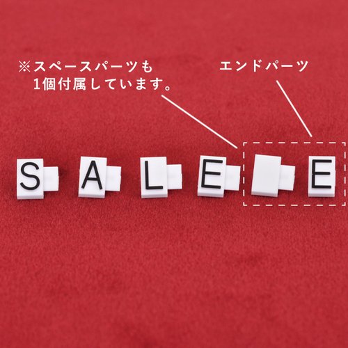 陳列備品 ニュープライスキューブ補充S用(5セット) 透明/黒 SALE 友屋 正面向きに配置された透明なキューブ型ホルダーが黒い差し込み部付きで5個並んだ状態