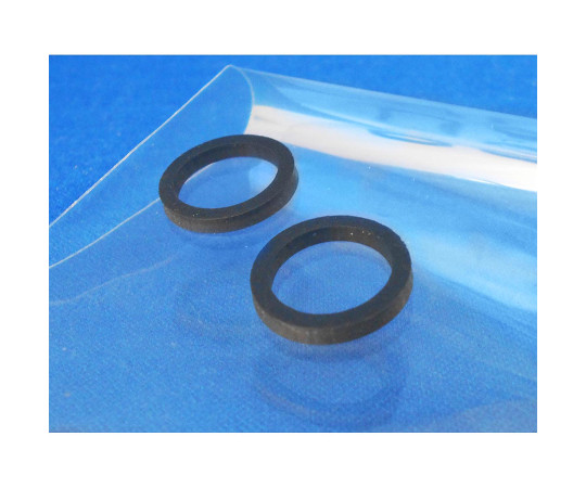 平パッキン 外径16mm×内径12mm 2個入 透明なパッキンが並ぶ、平らな面で整然とした状態