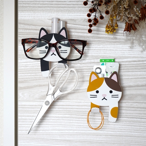 フック　吸着　スティッキーフックポケット　アニマル　ハチワレ かわいい猫の顔がデザインされたフックが正面から見える。