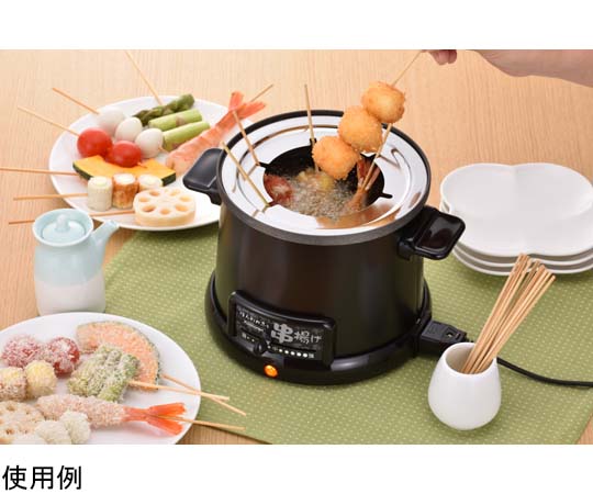 ほんわかふぇ 電気卓上串揚げ鍋 鍋の内部が温かく、串揚げ用の油が揺らいでいる様子