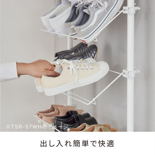 突っ張り　つっぱりシューズラック　マットホワイト 白色のシューズラックが壁に寄り掛かっている状態で、上部に靴が整然とディスプレイされている様子。
