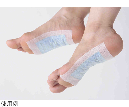 足裏　COOL　樹液シート　30枚×36個入 パッケージが斜めに置かれ、鮮やかなデザインが際立つ様子
