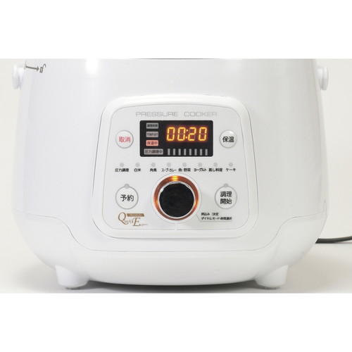 電気圧力鍋　2.5L　クイックエコ 黒いフレームの電気圧力鍋が正面を向いている様子