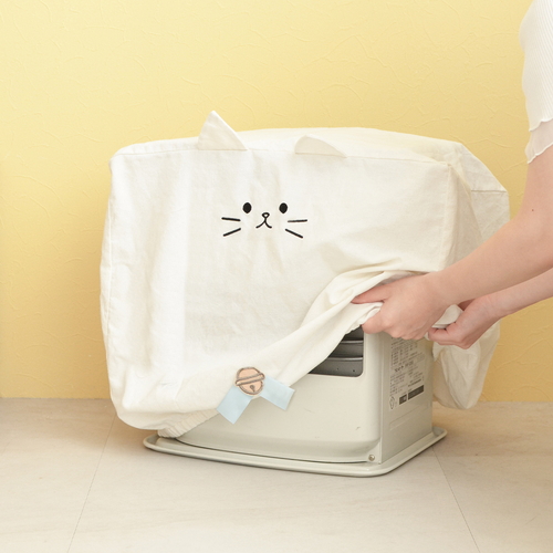 収納袋　猫家電カバー　ヒーターカバー　シロ 白い猫のデザインが施されたヒーターを包んだカバーが見える状態