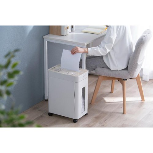 事務用品 オフィスシュレッダーOS-A17C-W アイリスオーヤマ ホワイトカラーのシュレッダーが正面から見える状態で、スリムなデザインが際立っている。