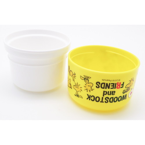 コップ　ペットボトル用　スヌーピー　ピーナッツ　130ml　コップセット　イエロー 正面から見たイエローのコップが手に持たれている様子