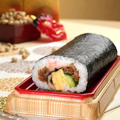 寿司容器 UFハカマ盛15杉板赤本体(N) シーピー化成 刷毛状の赤色の底に杉板模様が施された平面の容器4つが並んでいる様子