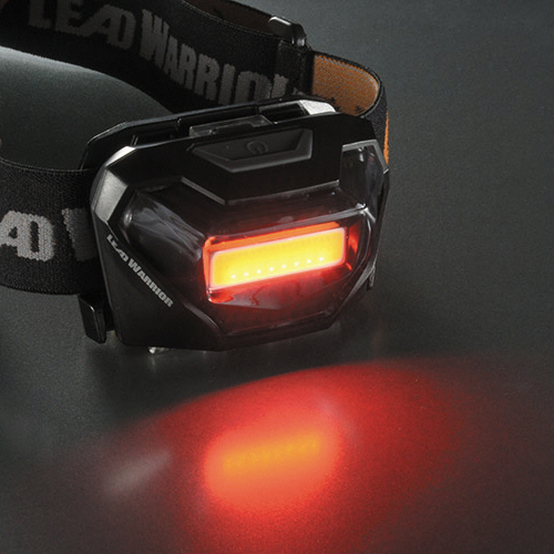 LEDヘッドライト　LEAD　WARRIOR　1個 角度を変えた側面からのカラフルなデザインのヘッドライト、クリアなレンズと調整可能なバンドが見える状態