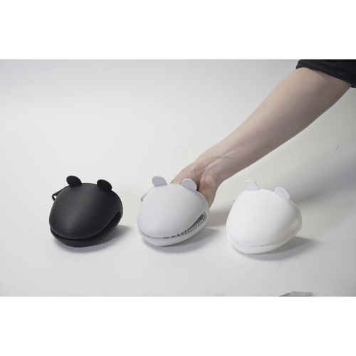 TOUCH　シリコーンカエルミトン　グレー 明るいグレーの色合いで、指先まで覆われたミトンの様子。