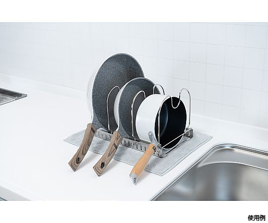 ＆kit 調節できるフライパンスタンド 調整可能な高さで縦に立てられたフライパンスタンド