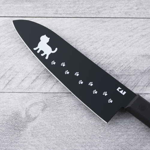 包丁 Nyammy ねこの包丁 16.5cm ステンレス製 黒と白の猫のデザインが施された包丁の正面がクリアに映っている状態