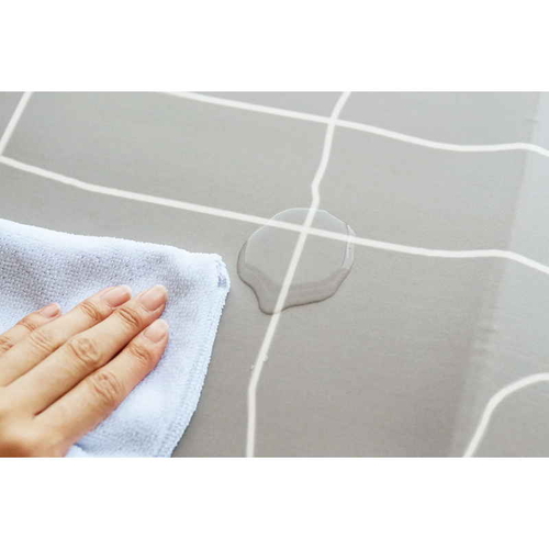 もう油汚れを気にしない!拭けるキッチンマット45×75　モダン キッチンマットの端が丸まっており、テクスチャーが明確に見える状態