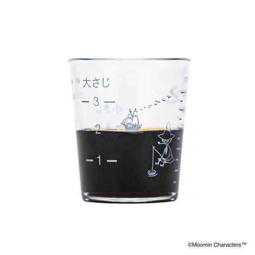 セレクト100×ムーミン　フタ付き計量カップ50ml 透明なカップ内にフタがしっかり閉まった状態で、計量目盛りが見える様子