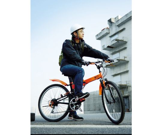 災害時用ノーパンク自転車　ハザードランナー　20インチ 前方から見るノーパンクタイヤとシンプルなフレームの自転車