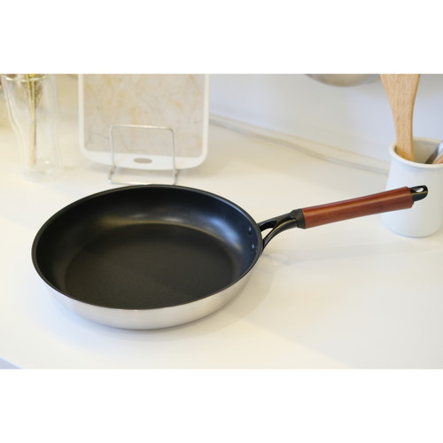 2層鋼ダイヤモンドコートフライパン28cm　ファストクック フライパンの底面が見える状態で、テフロンコーティングが光沢を放つ。