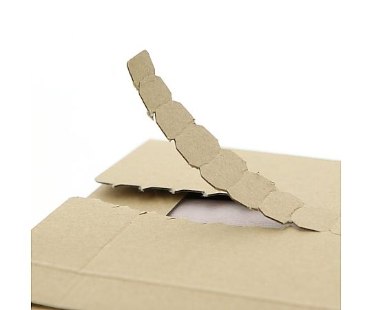 ダンボール　ラクポスBOX　330-20　10枚 ダンボールが整然と積まれ、側面に印刷されたロゴが見える状態
